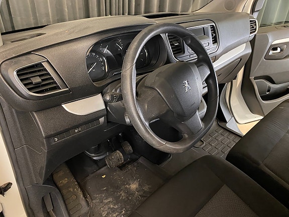 Peugeot Traveller 14 of 30