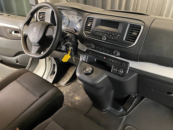 Peugeot Traveller 18 of 30