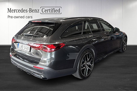 Mercedes-Benz E300 de 4 of 12