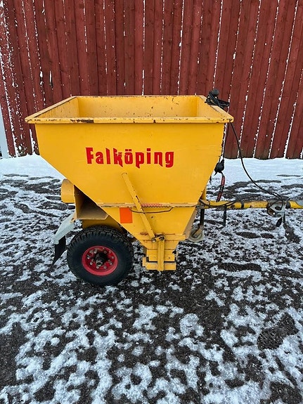 Sandspridare Falköping bogserad 600 liter.