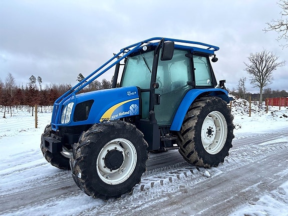 Traktor NEW HOLLAND T5070 Skogsutrustad