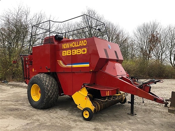New Holland BB 980 Big Ball press