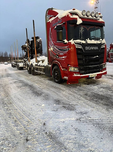 Scania R580 timmerbil med kran och släp