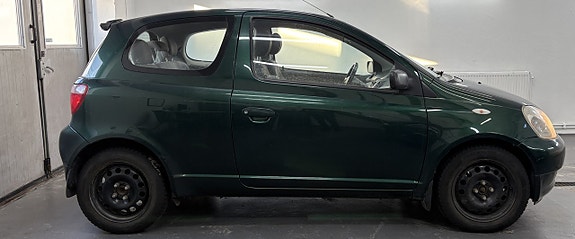 Toyota Yaris 3 of 8