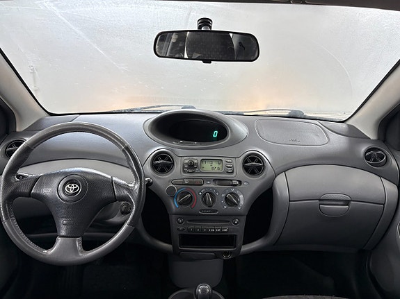 Toyota Yaris 5 of 8
