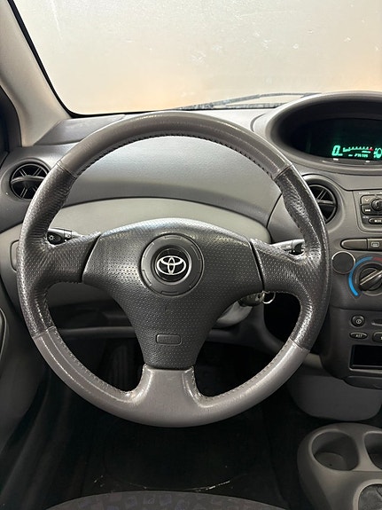 Toyota Yaris 6 of 8