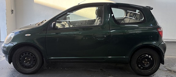 Toyota Yaris 2 of 8