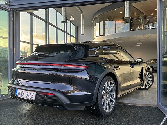 Porsche Taycan 3 of 5