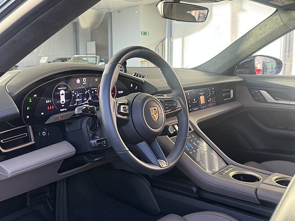 Porsche Taycan 28 of 30