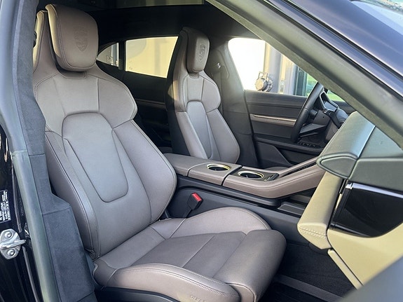 Porsche Taycan 10 of 30