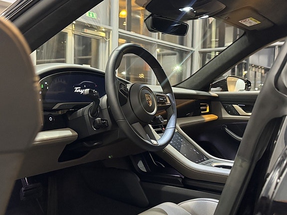 Porsche Taycan 6 of 30