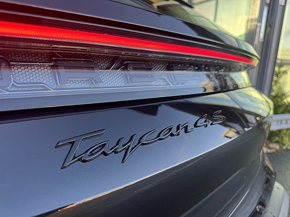 Porsche Taycan 30 of 30