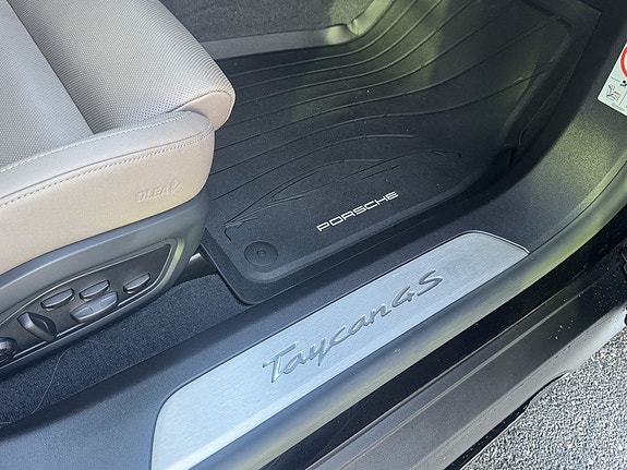 Porsche Taycan 26 of 30