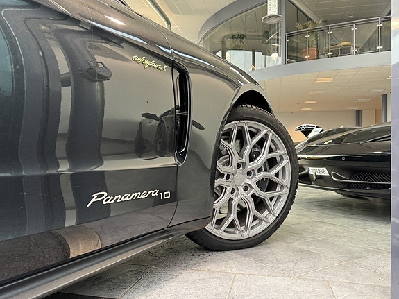 Porsche Panamera 4 5 of 5