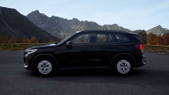 BMW iX1 3 of 5