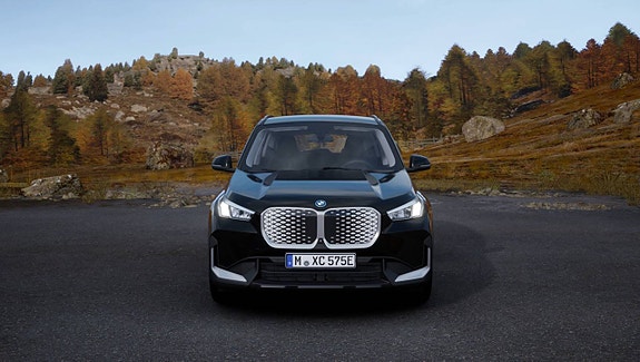 BMW iX1 2 of 5