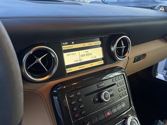 Mercedes-Benz SLS 24 of 27
