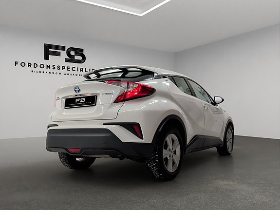 Toyota C-HR 2 of 5