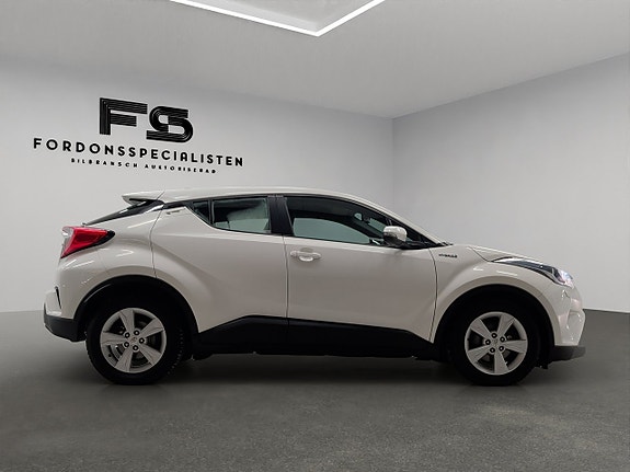 Toyota C-HR 3 of 5