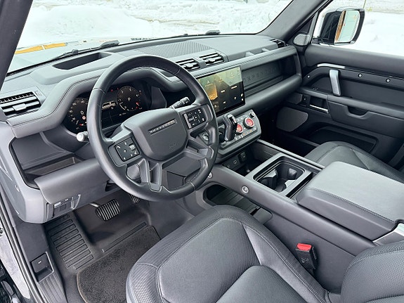 Land Rover Defender 130 5 of 5