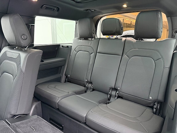 Land Rover Defender 130 7 of 16