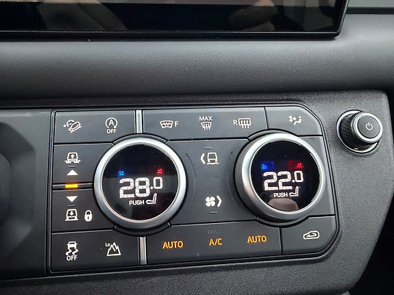 Land Rover Defender 130 12 of 16