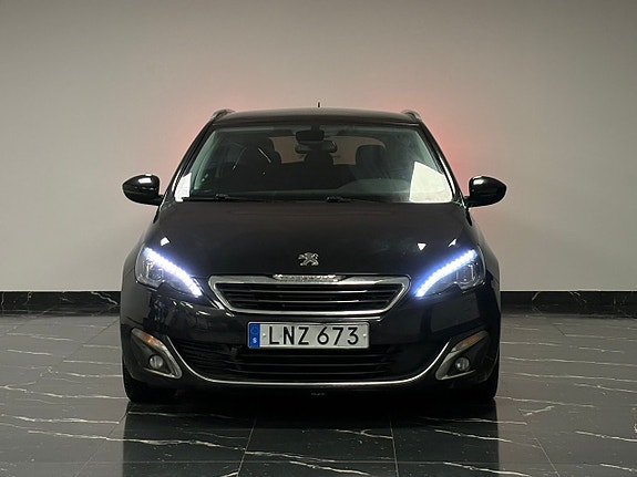 Peugeot 308 SW 2 of 5