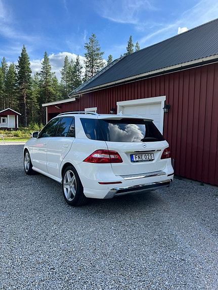 Mercedes-Benz ML350 2 of 5