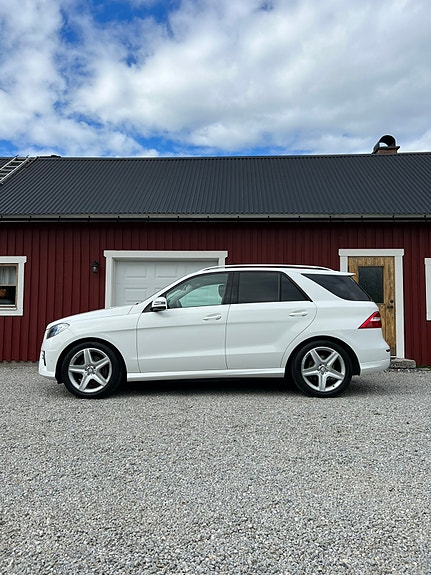 Mercedes-Benz ML350 3 of 5