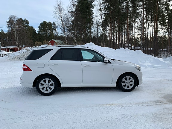 Mercedes-Benz ML350 4 of 5