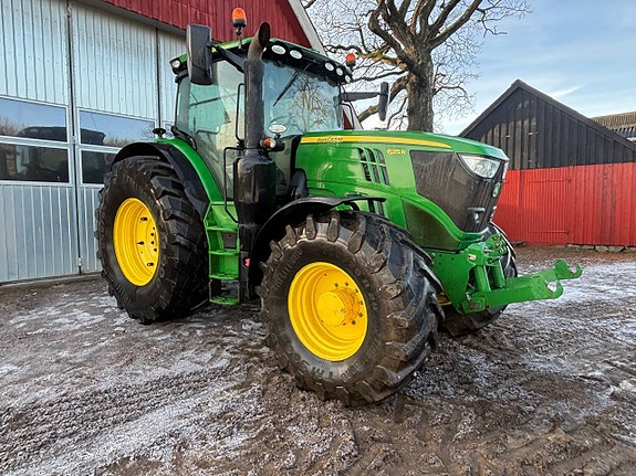 John Deere 6215R