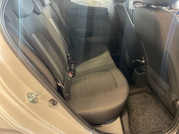 Hyundai i10 8 of 13