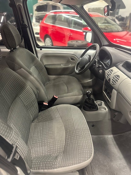 Renault Kangoo Express 13 of 19