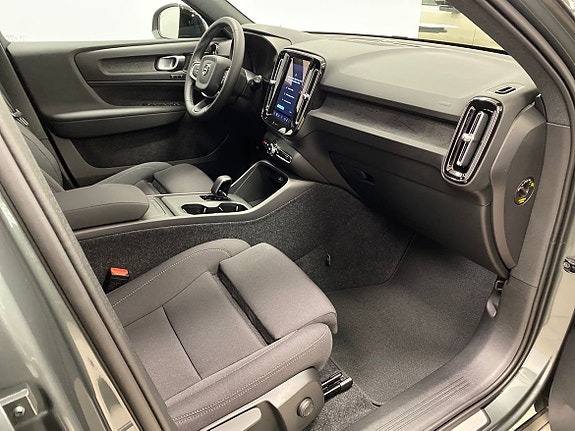 Volvo EX40 12 of 28