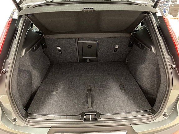 Volvo EX40 18 of 28