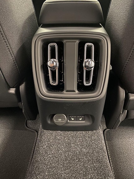 Volvo EX40 17 of 28