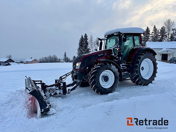 Traktor Valtra T213 Versu med plogutrustning