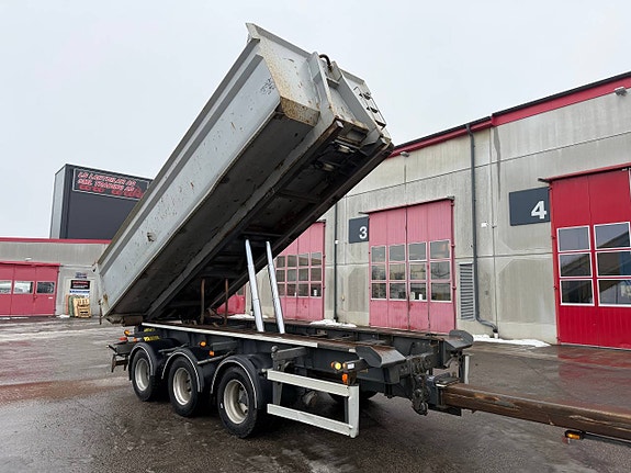 Lastväxlarkärra med flak