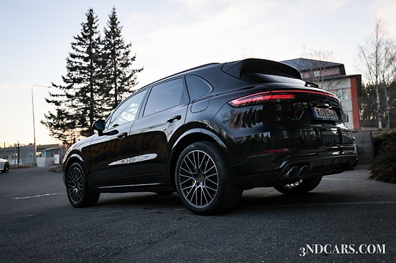Porsche Cayenne 2 of 5
