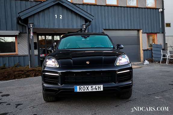 Porsche Cayenne 4 of 5