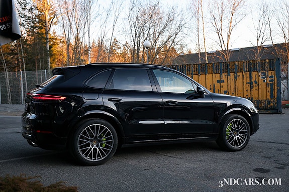 Porsche Cayenne 5 of 5