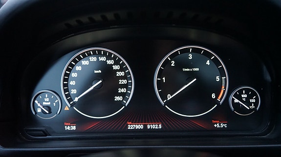 BMW M550d 9 of 25