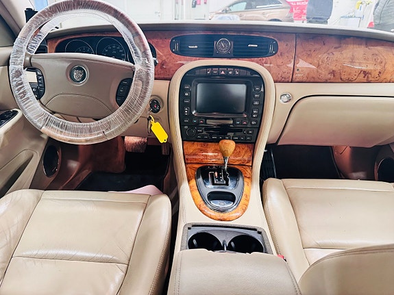 Jaguar XJ 5 of 8