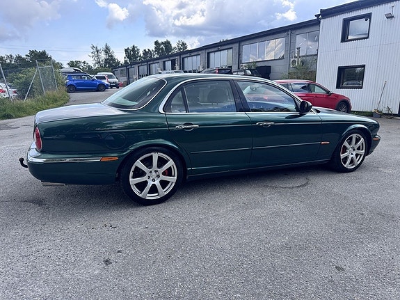 Jaguar XJ 2 of 8