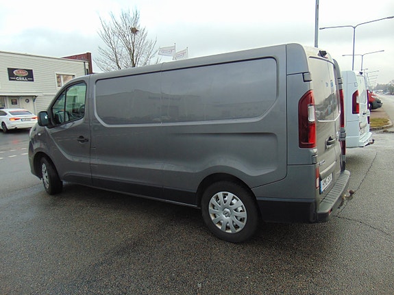 Nissan NV300 4 of 5
