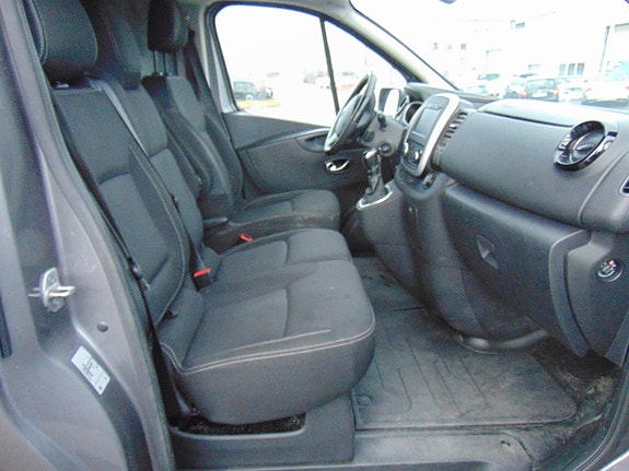 Nissan NV300 8 of 10