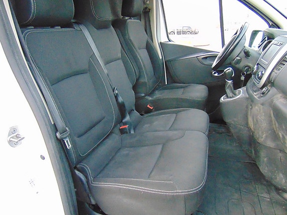 Nissan NV300 8 of 10