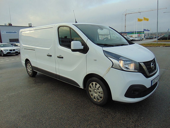 Nissan NV300 2 of 5