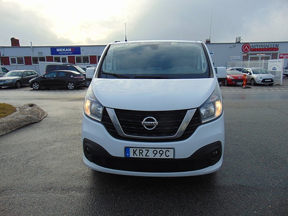 Nissan NV300 3 of 5