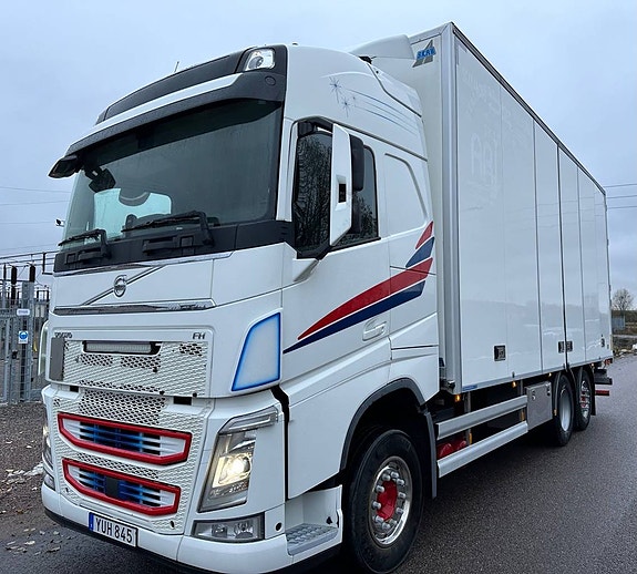 FH460 fjärrbil med öppningsbar sida till salu!